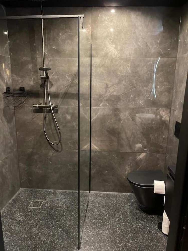 Hotel 83 28/31