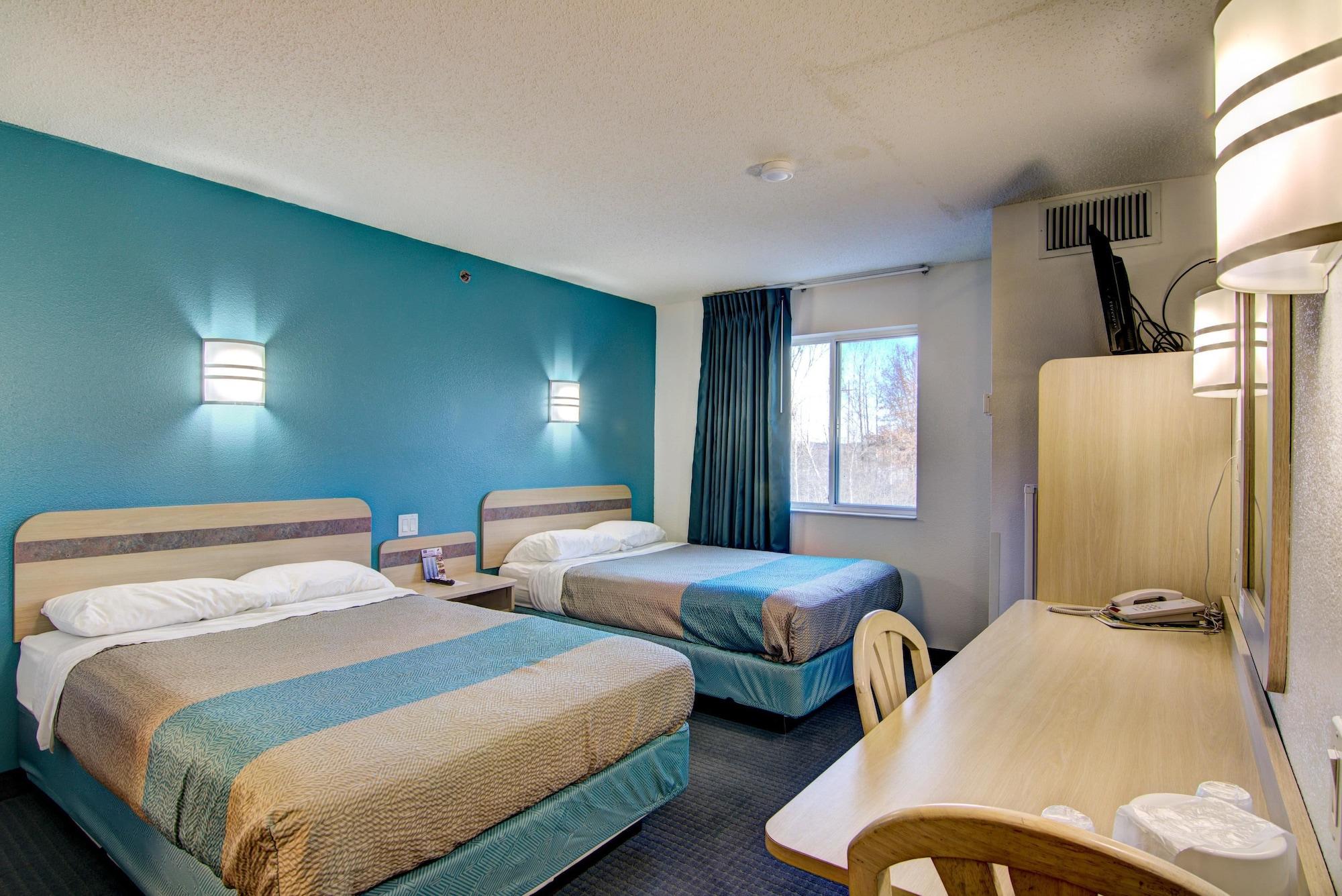 Room, 2 Double Beds, Econo Lodge Menomonie WI 2/4