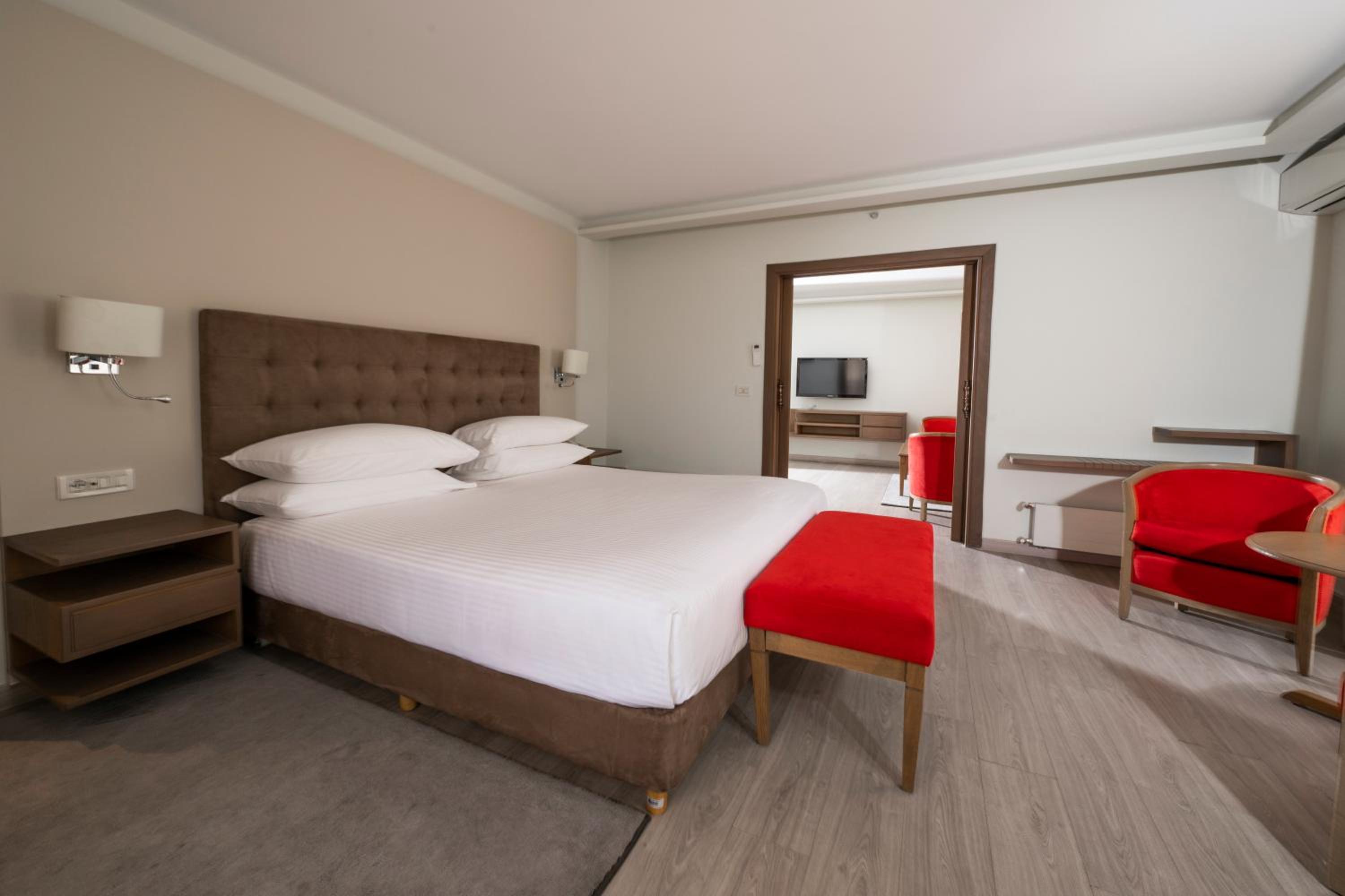 Diplomat, Slope, Suite, King Bed, with View