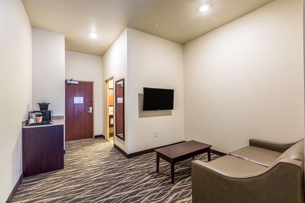 Cobblestone Inn & Suites at UW Stout Downtown Menomonie 41/54