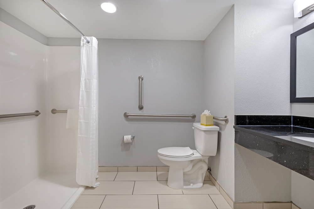 Clarion Hotel & Suites BWI Airport North 56/62