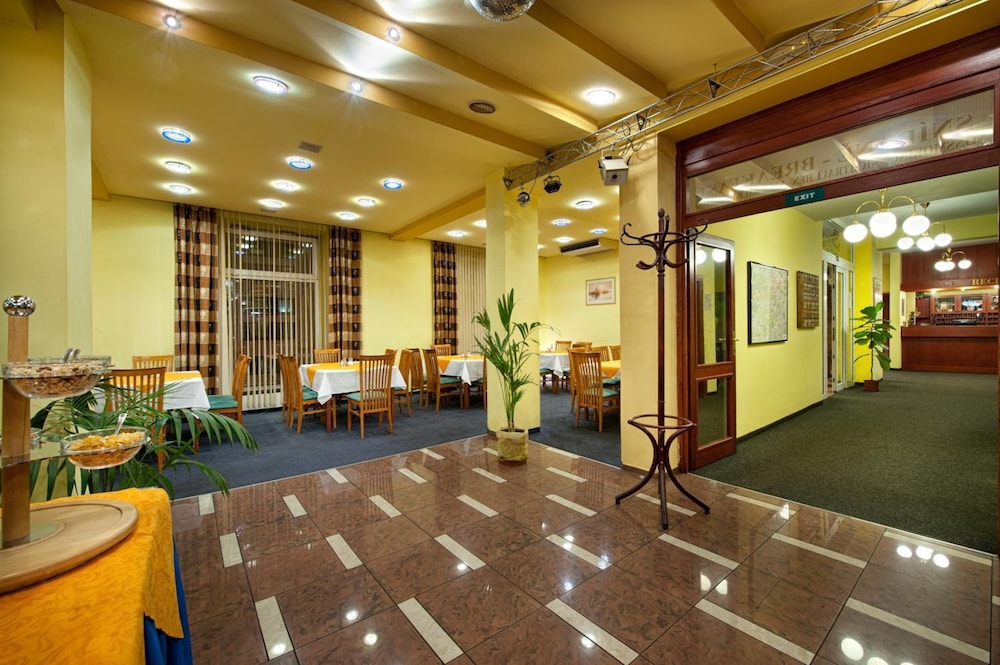 Henrietta Hotel 6/41