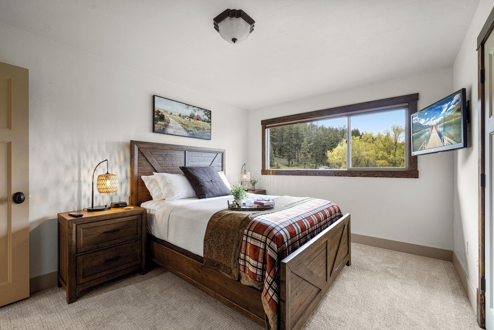 3 Bedrooms, Executive, House, 1 King and 2 Queen Beds, Queen Murphy Bed, 2 Bathrooms, Annex