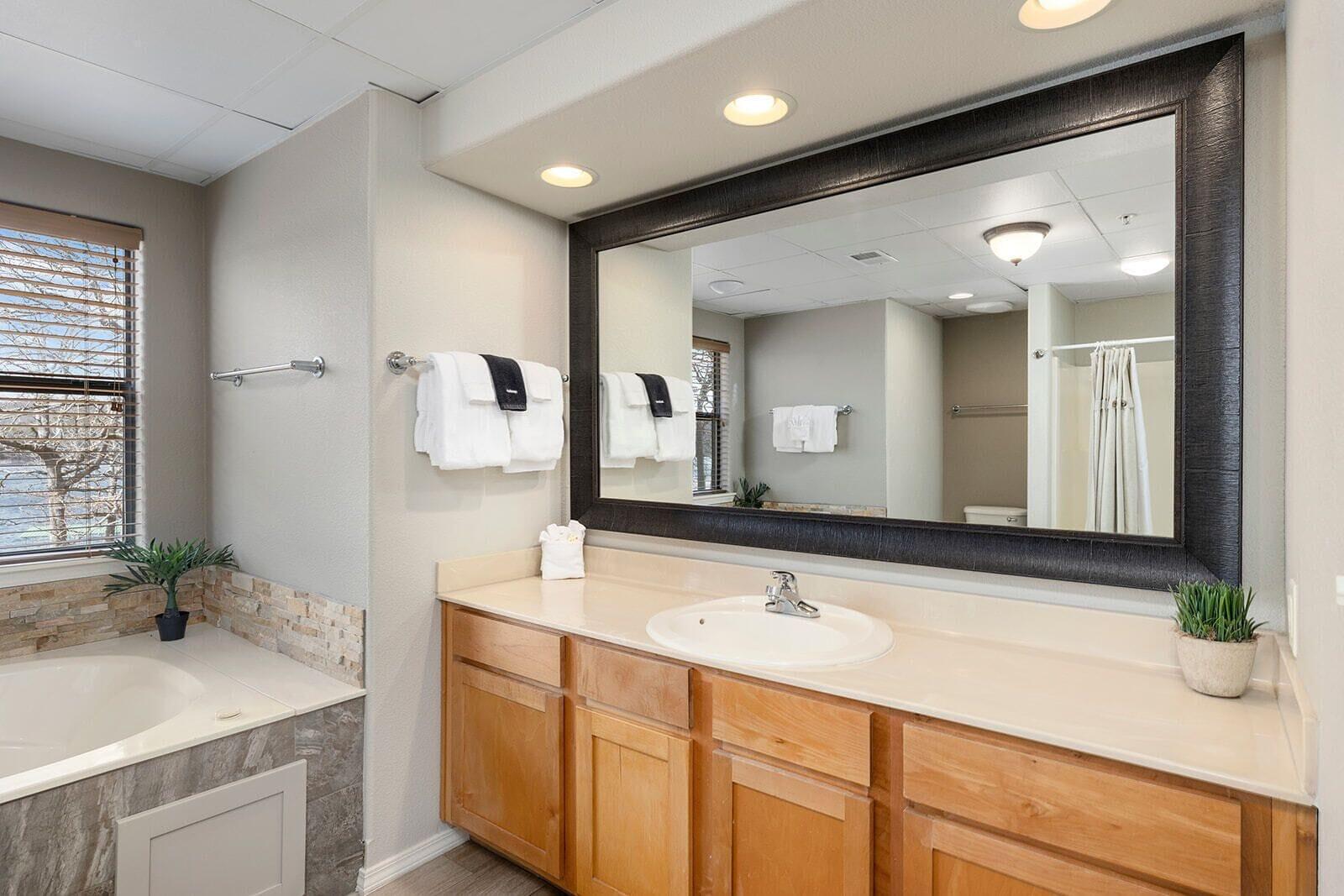1 Bedroom, Lake Front, Hot Tub، Still Waters Resort 5/6