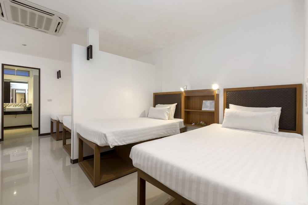The Lantern Hostel Phuket 12/50