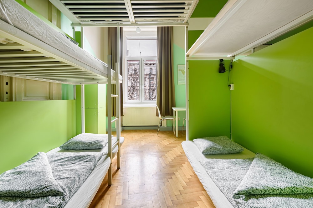 Avenue Hostel 8/50