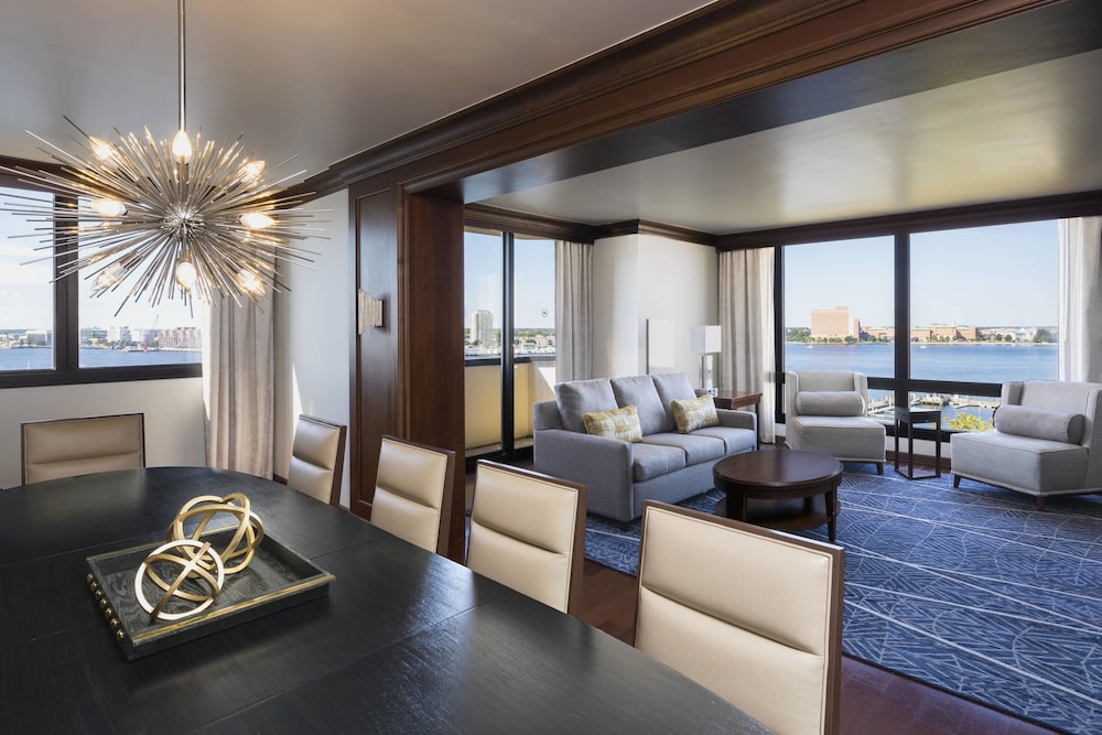 Sheraton Norfolk Waterside 30/55