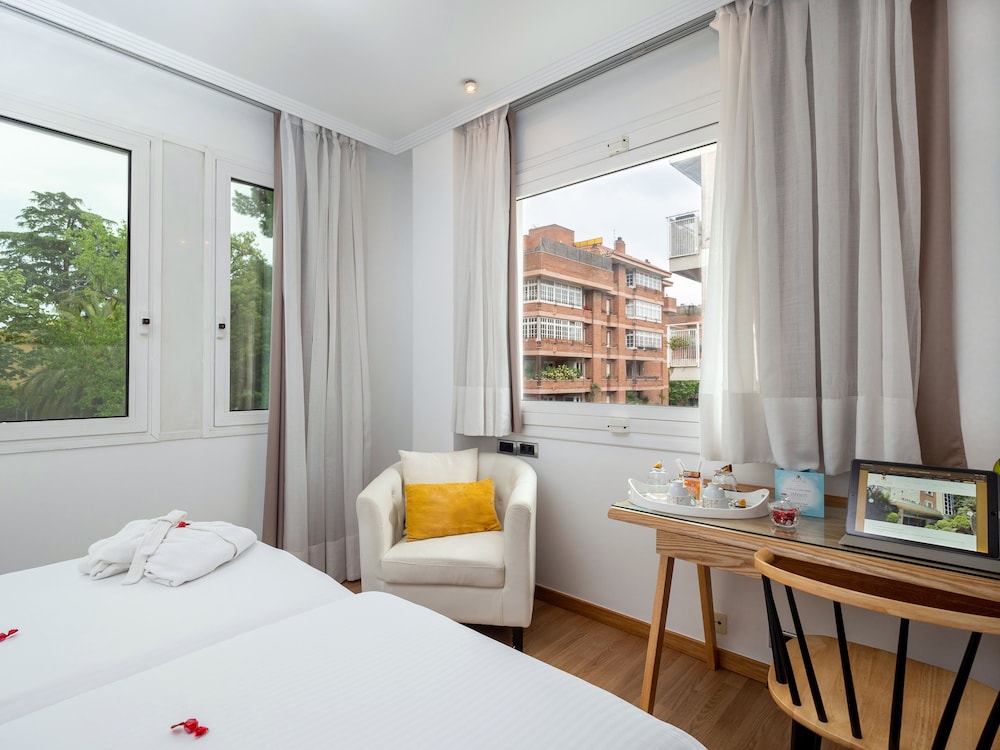 ROOM, DOUBLE BED