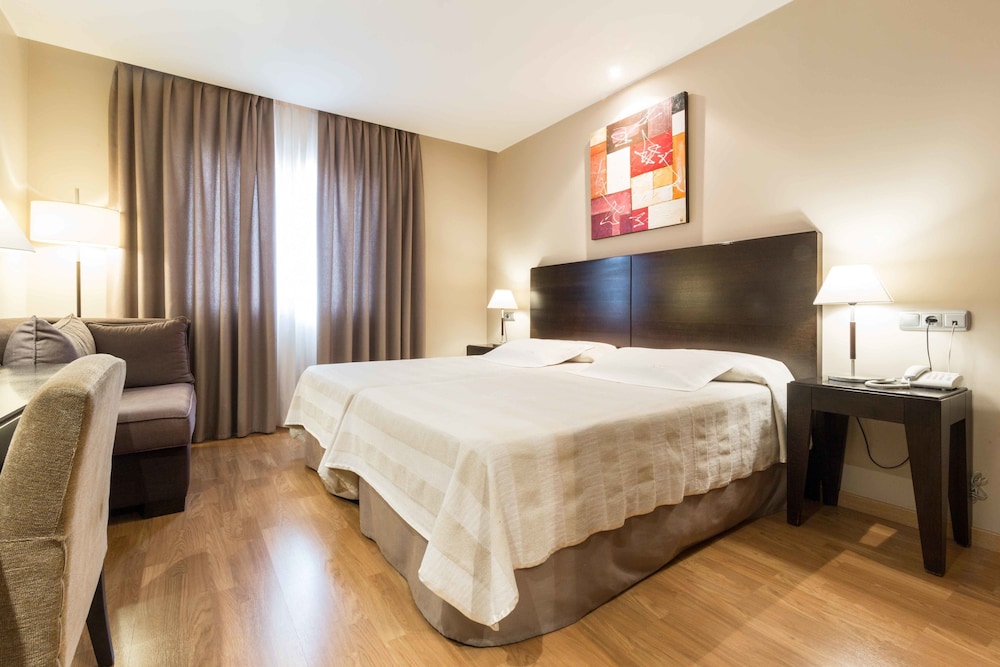 ROOM, DOUBLE BED