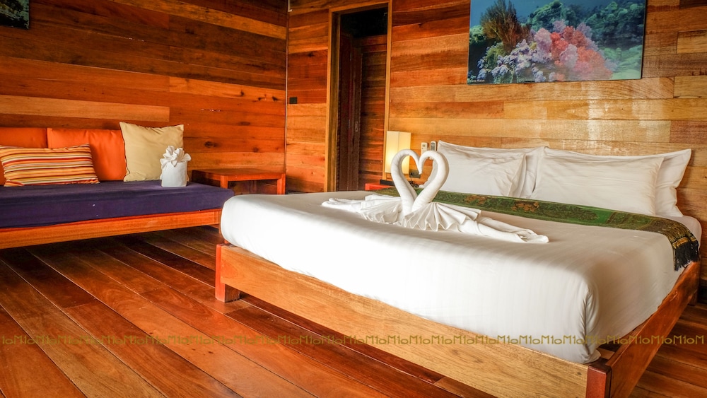 Ten Moons Lipe Resort 10/50
