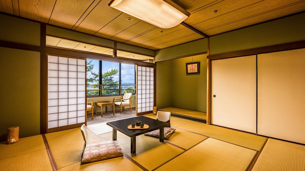 Japanese, Standard, 4 Futon Beds, Bathtub