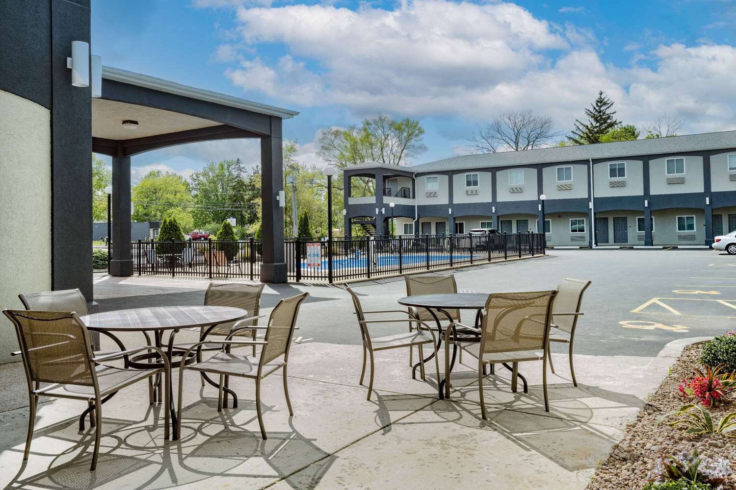Days Inn and Suites By Wyndham Niagara Falls/Buffalo 27/40