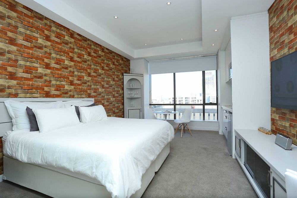 Sandton Skye Unit 702 9/50