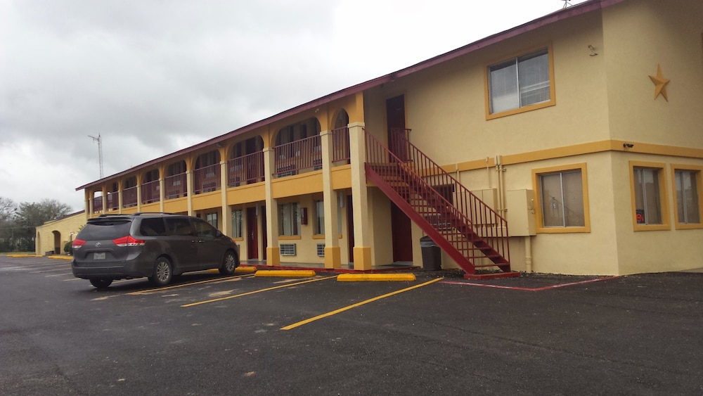 Carefree Inn Flatonia 17/21