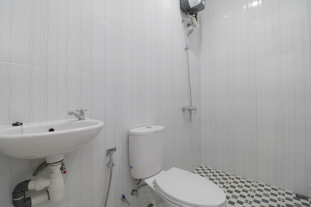 RedDoorz Plus near Kepri Mall 8/44