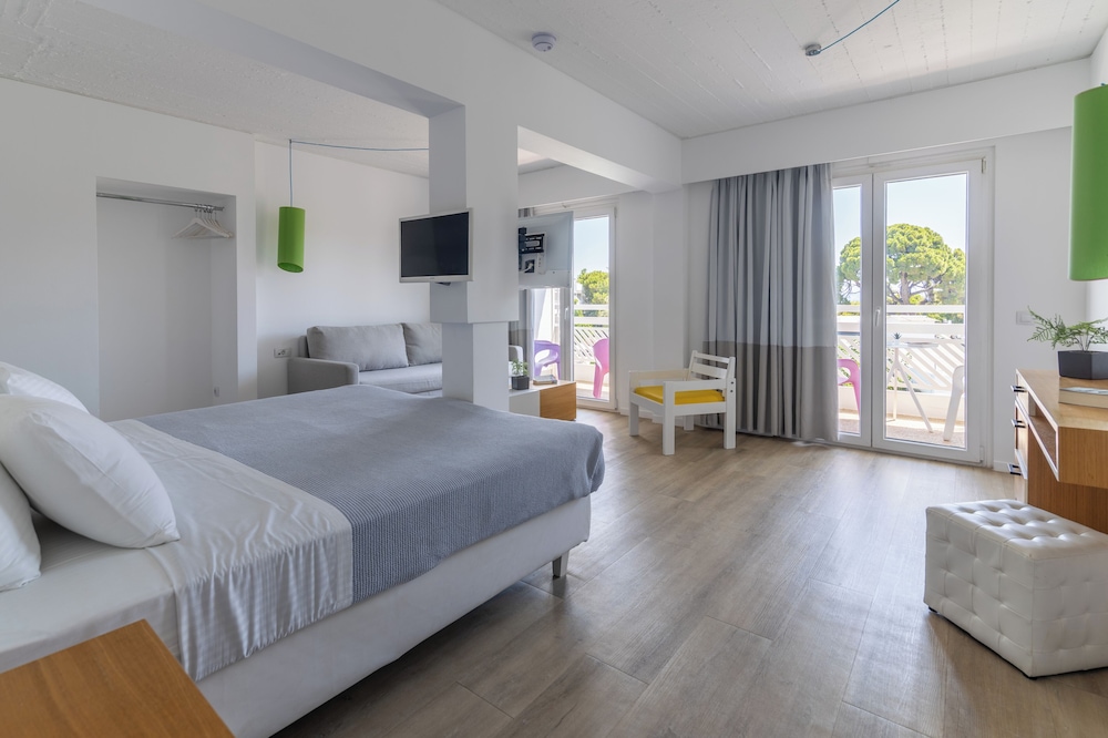 Marathon Beach Resort 32/72
