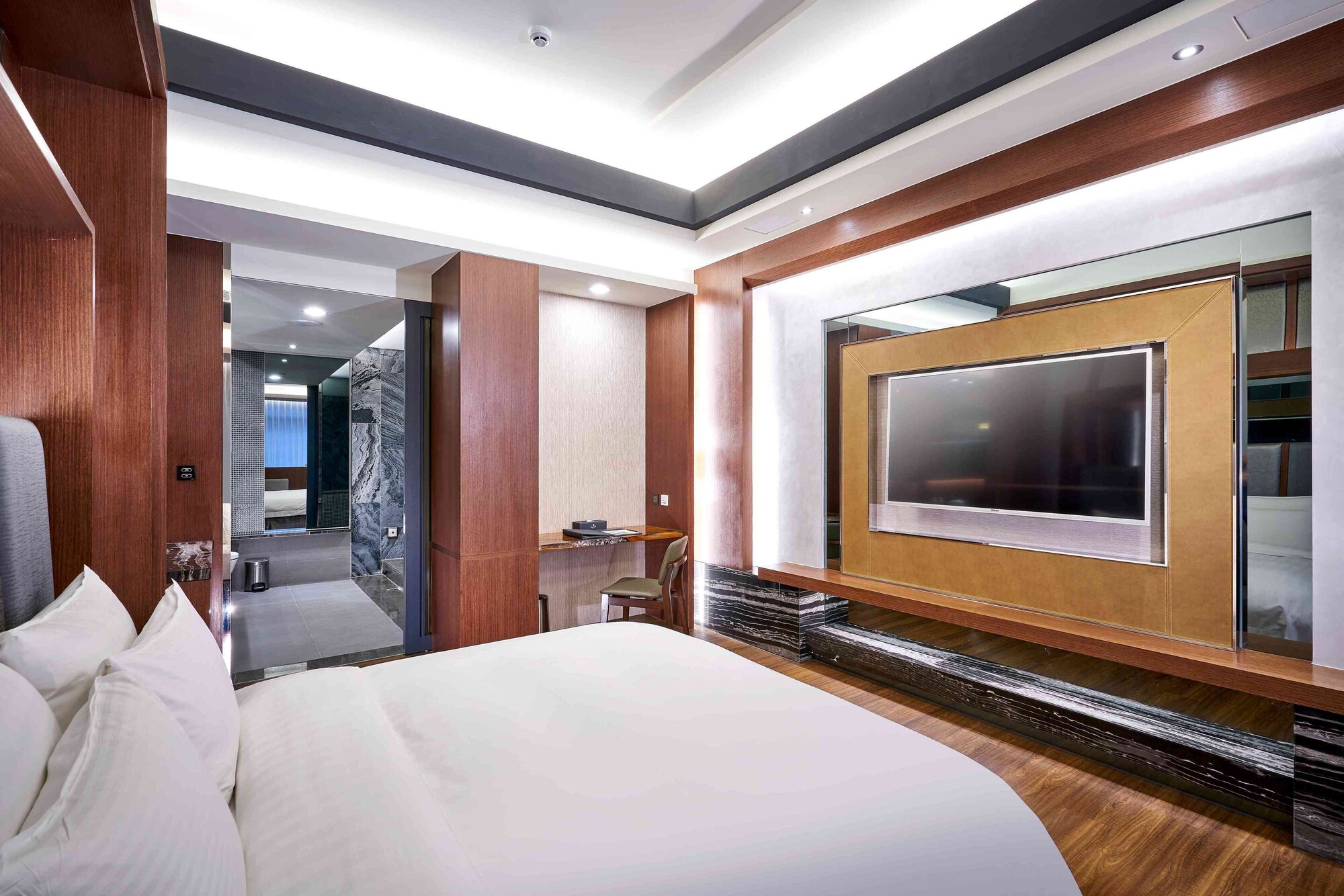 Deluxe, King Bed