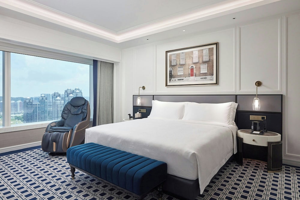 Charles, Tower, Suite, King Bed