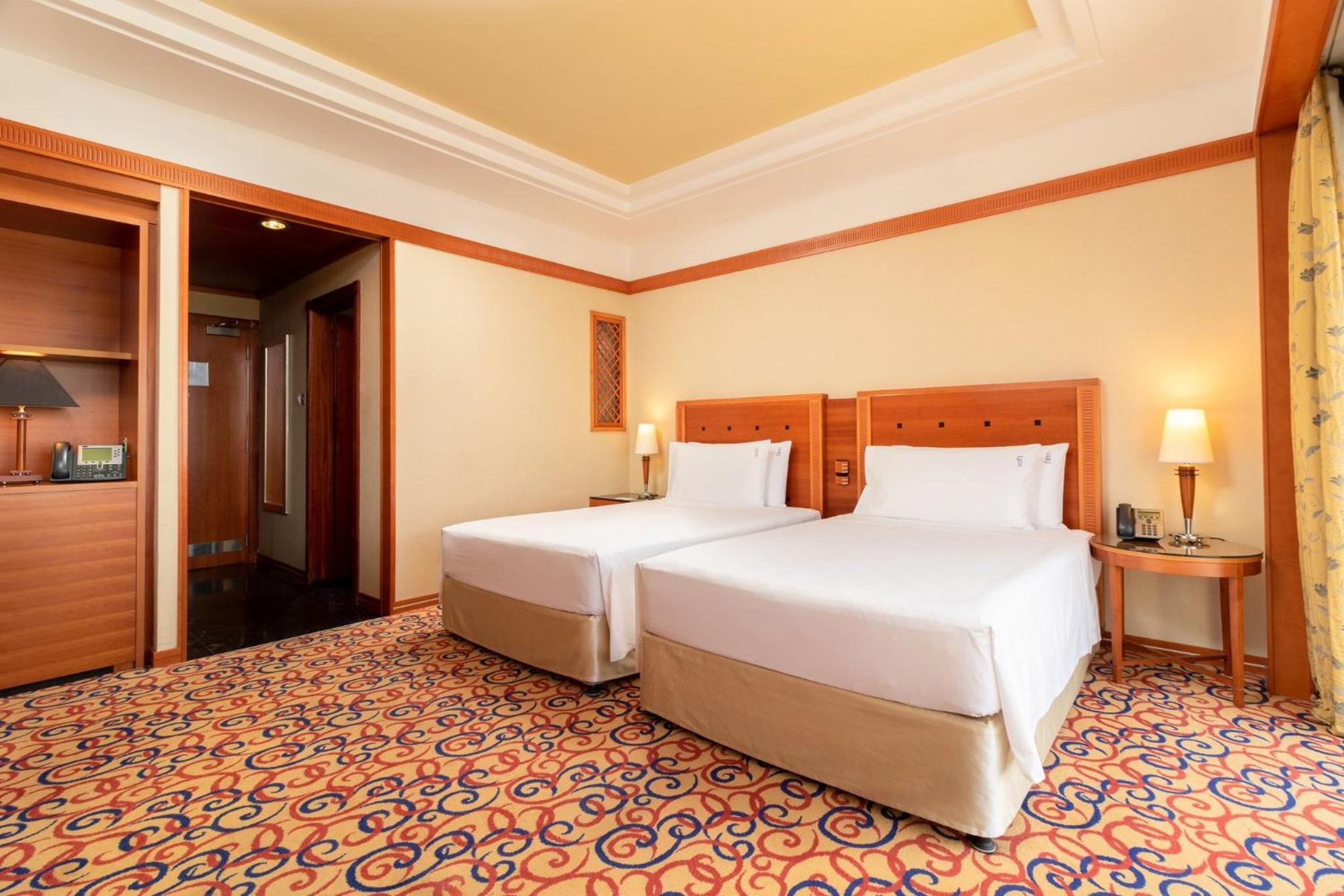 غرفة بريميوم بسريرين منفصلين مع دخول الصالة، Holiday Inn Kuwait 6/7
