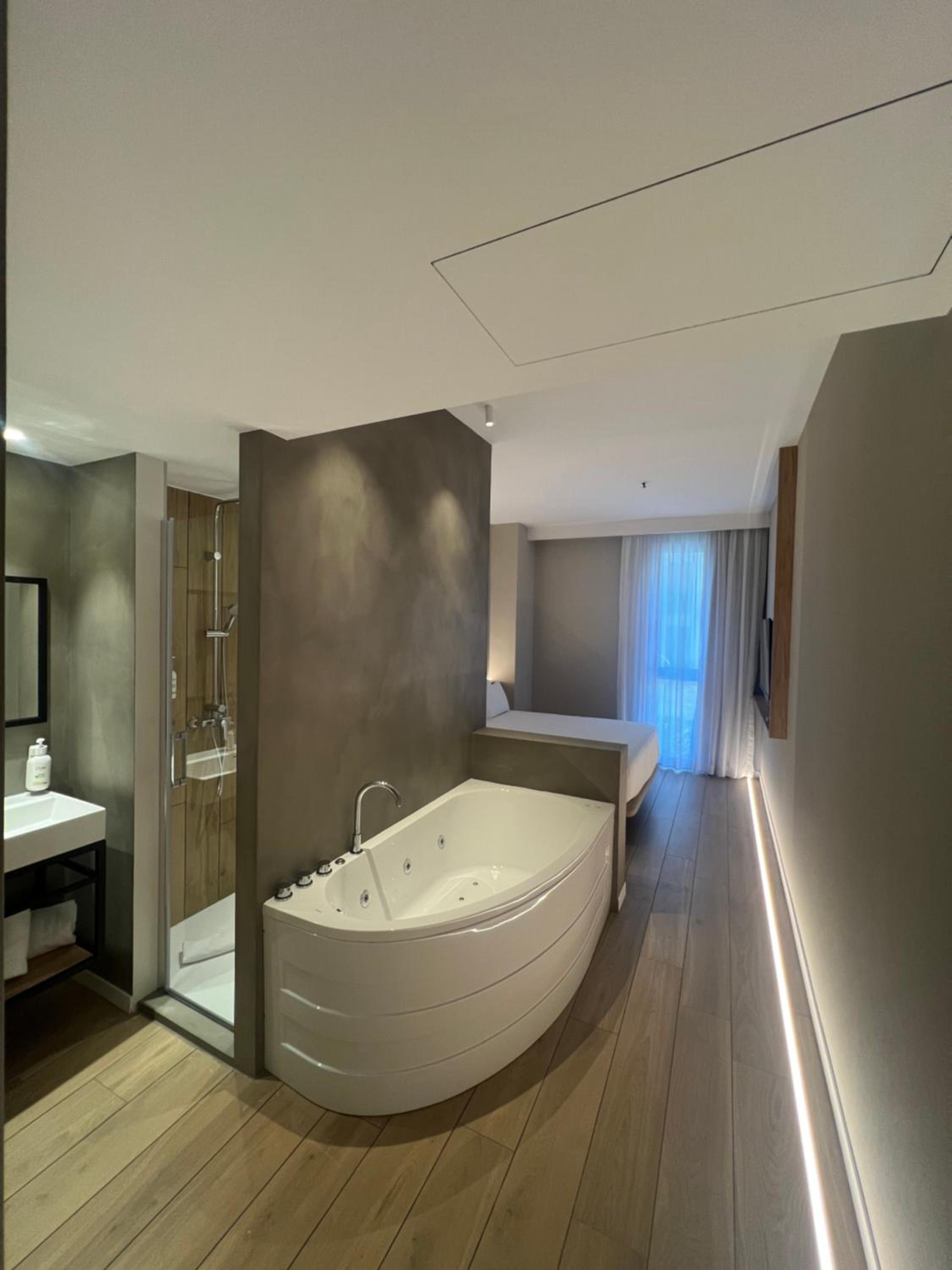 غرفة بسرير مزدوج بجاكوزي، Barcelona Century Hotel 5/8