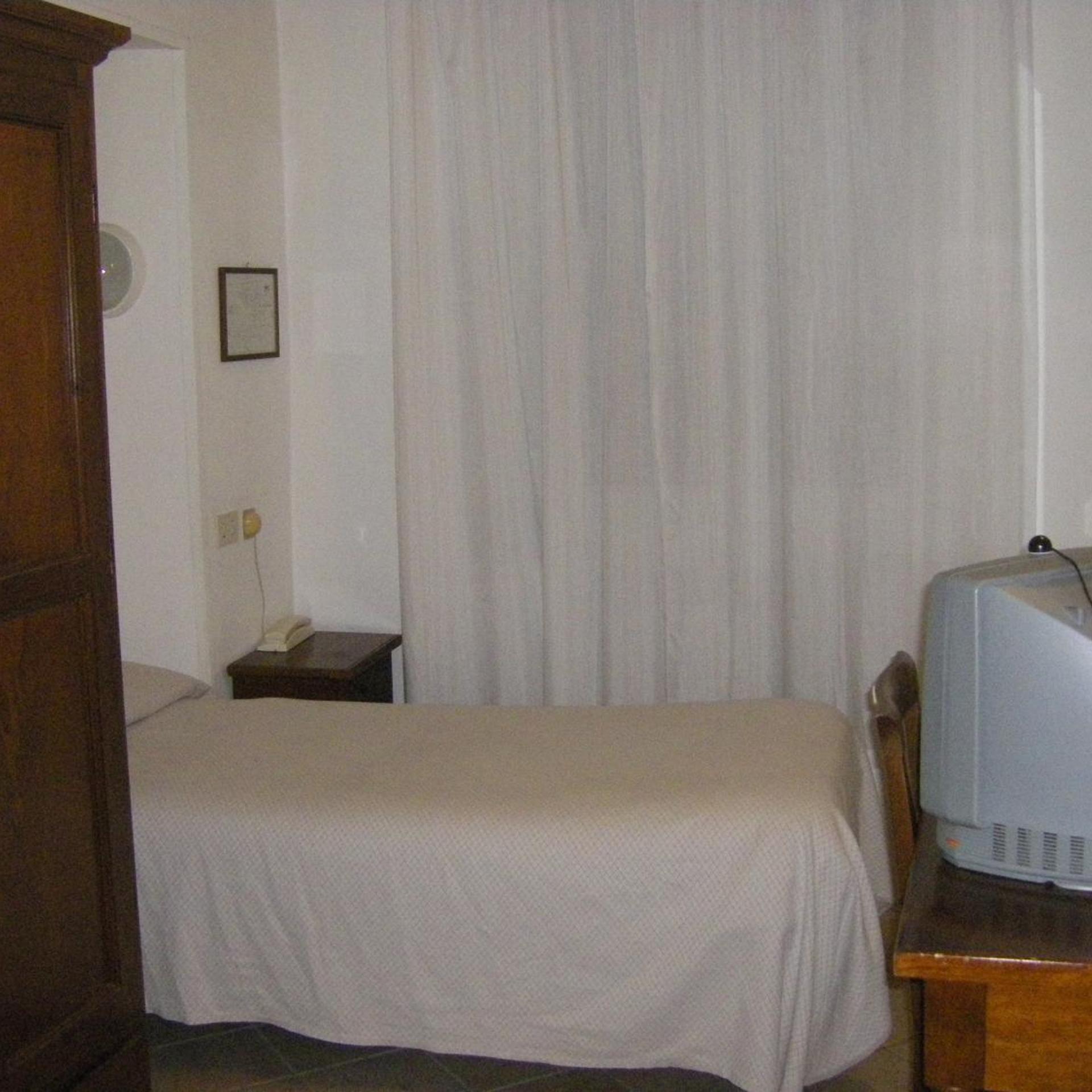 ROOM, SINGLE