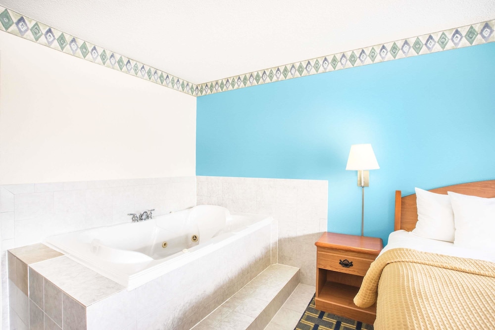 Days Inn By Wyndham Roanoke Near I-81 31/47