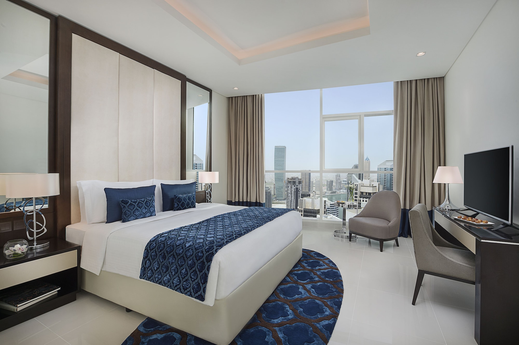 1 BEDROOM, SUITE, DOWNTOWN VIEW