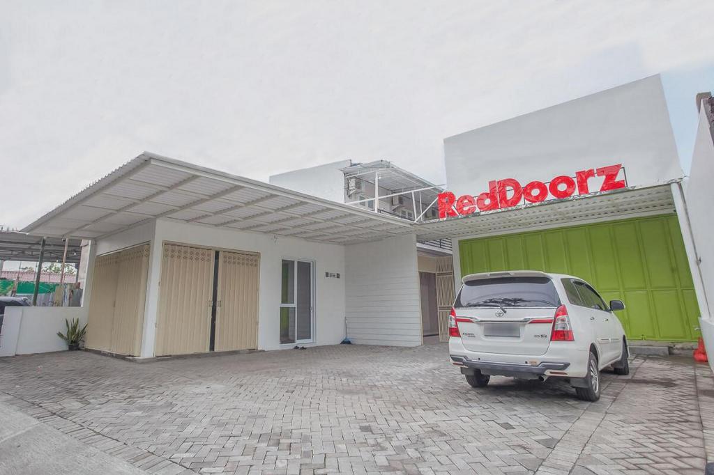 RedDoorz near Ciputra Golf Surabaya 47/50