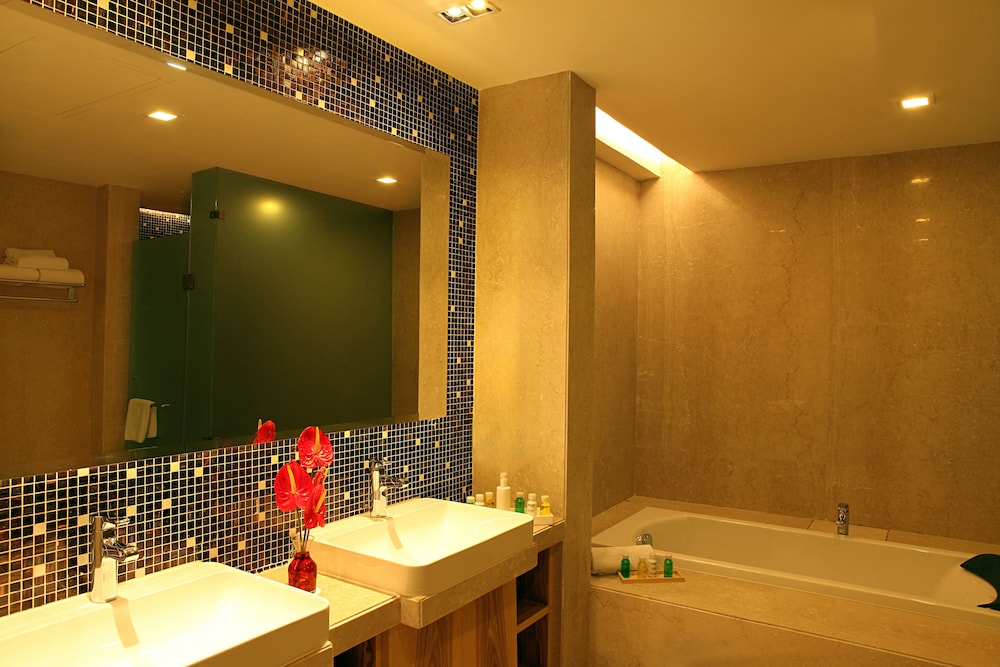 The Metropolitan Hotel Spa 50/50