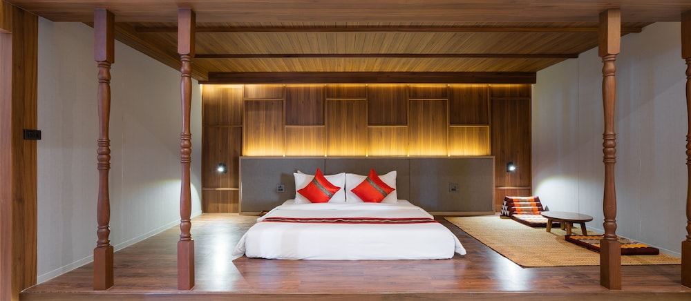 DELUXE, KING BED, BALCONY