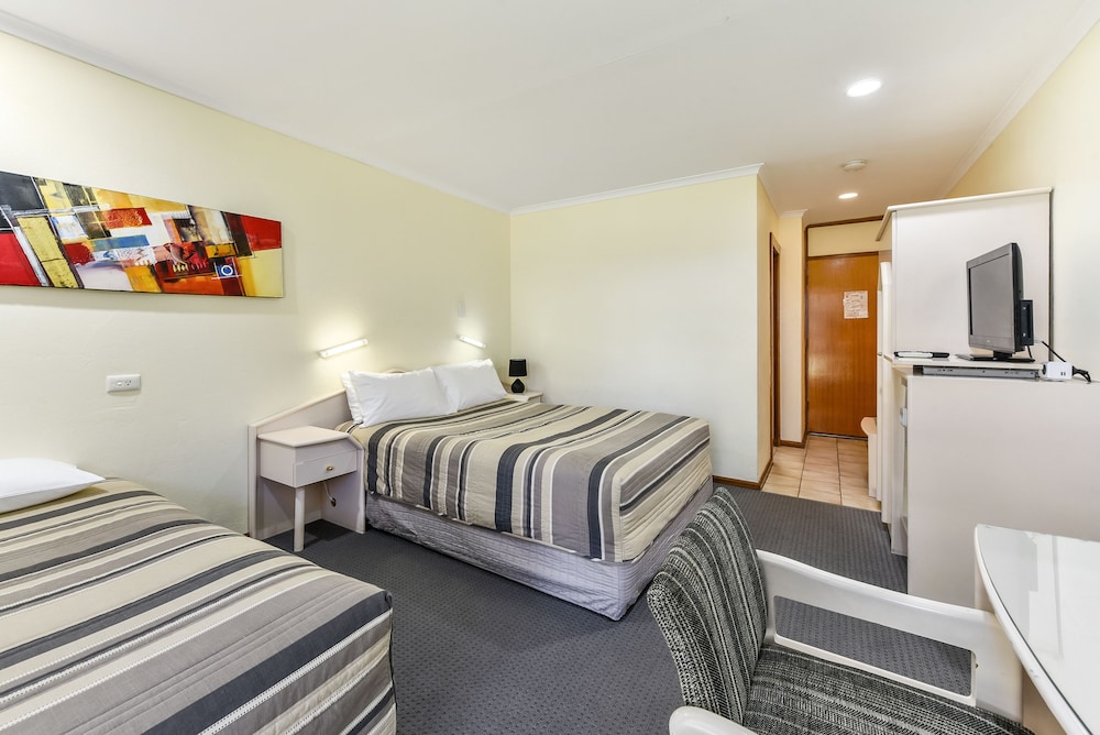WILLIAM MACINTOSH MOTOR LODGE 23/31