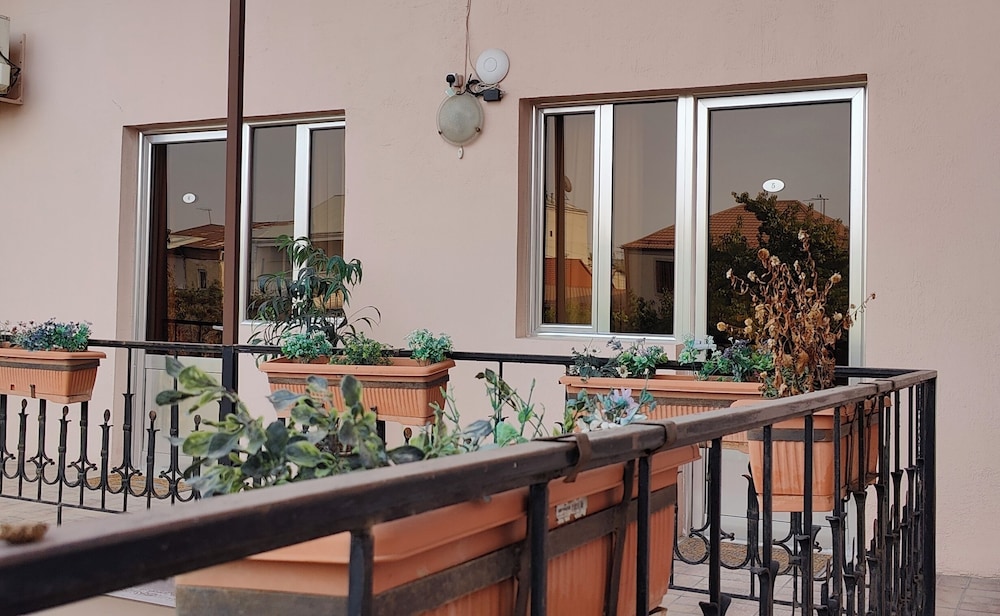 Areg Hotel 98/113
