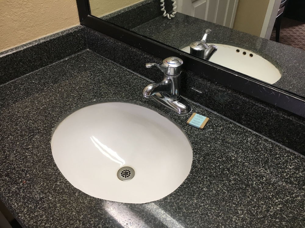 Del Amo Inn 24/26