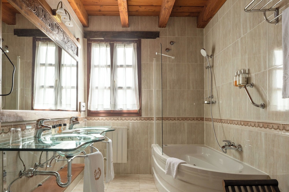 Hotel The Originals and Spa Etxegana 70/70