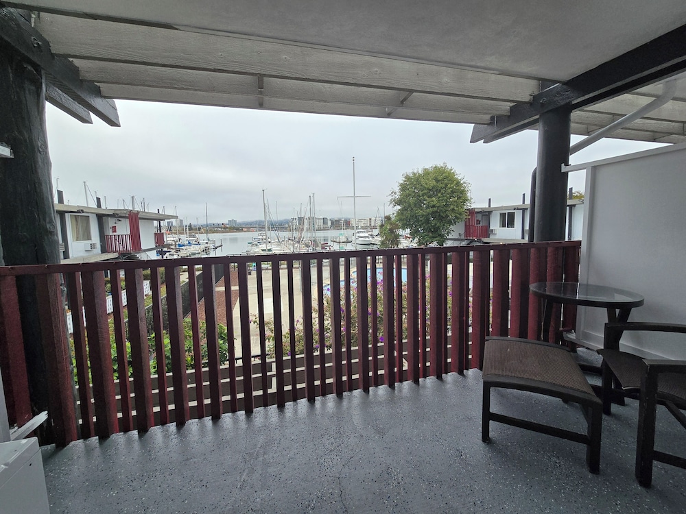 Marina Village Inn 6/50