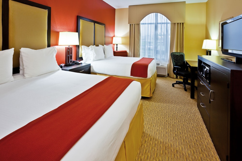 Holiday Inn Express Hotel and Suites Nashville-Opryland 30/64