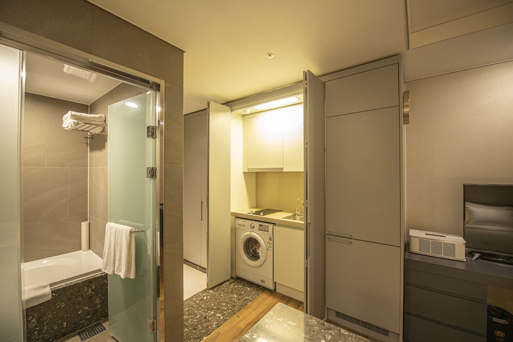 J-one Hotel and Resort 35/41