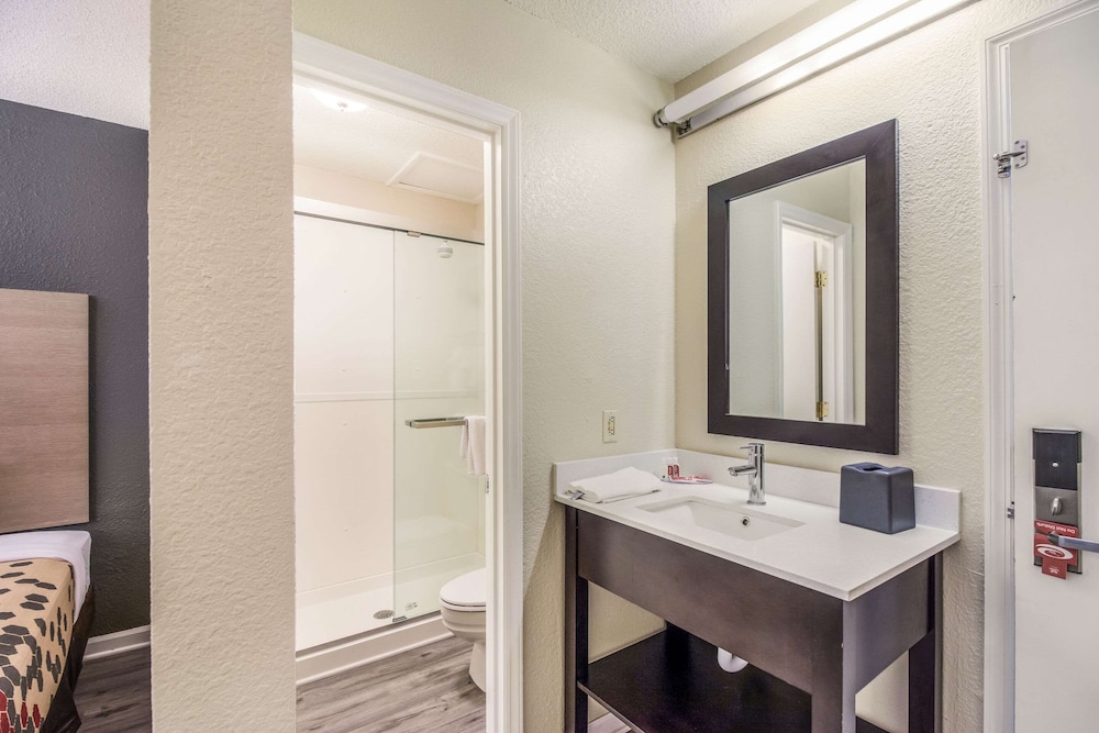 Econo Lodge Cherry Point 12/43