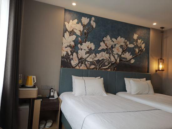 Elegant, Twin Beds
