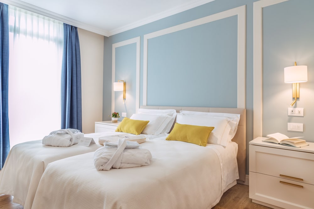 ROOM, DOUBLE OR TWIN BED, BALCONY