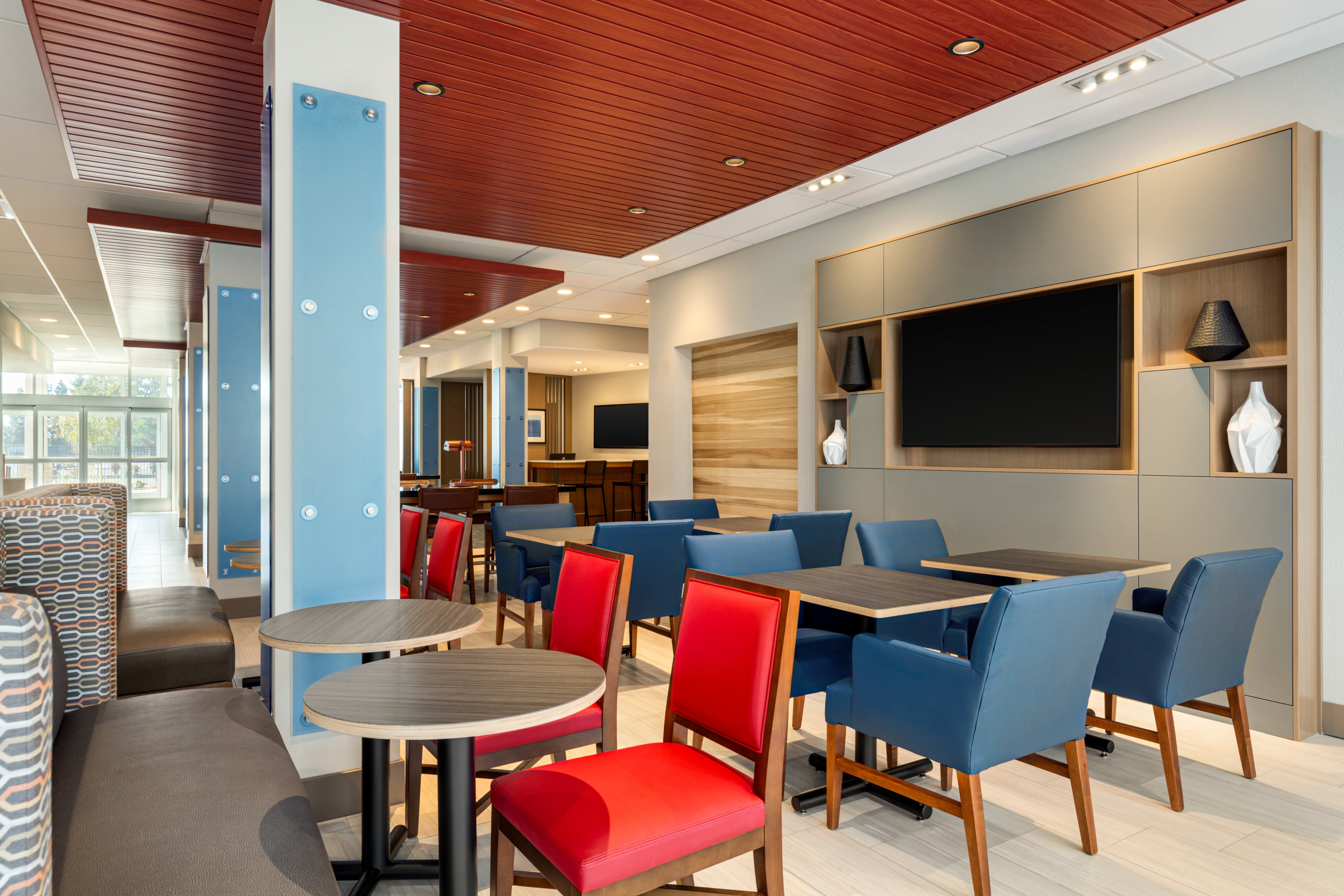 Holiday Inn Express & Suites Hayward - Castro Valley 30/40