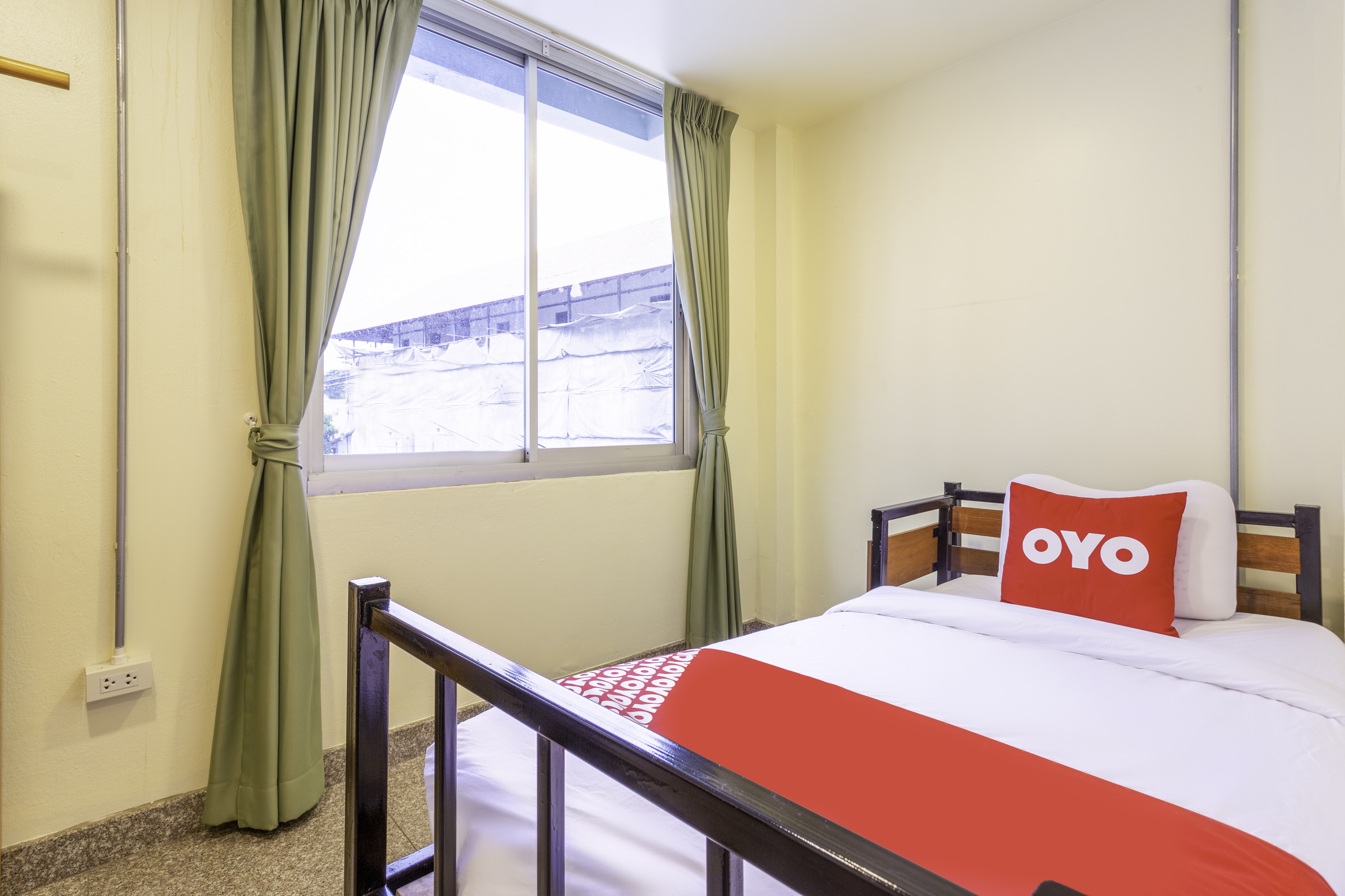 PRIVATE, TWIN BEDS, SHARED BATHROOM