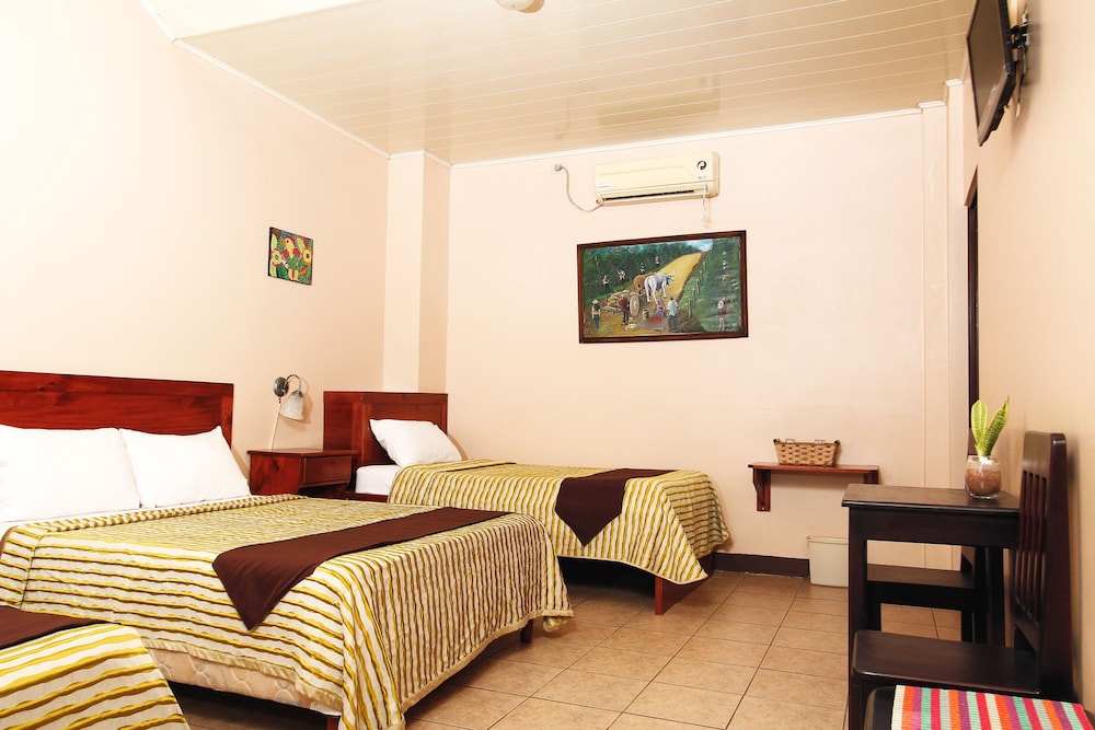 HOTEL LAS COLINAS 40/77