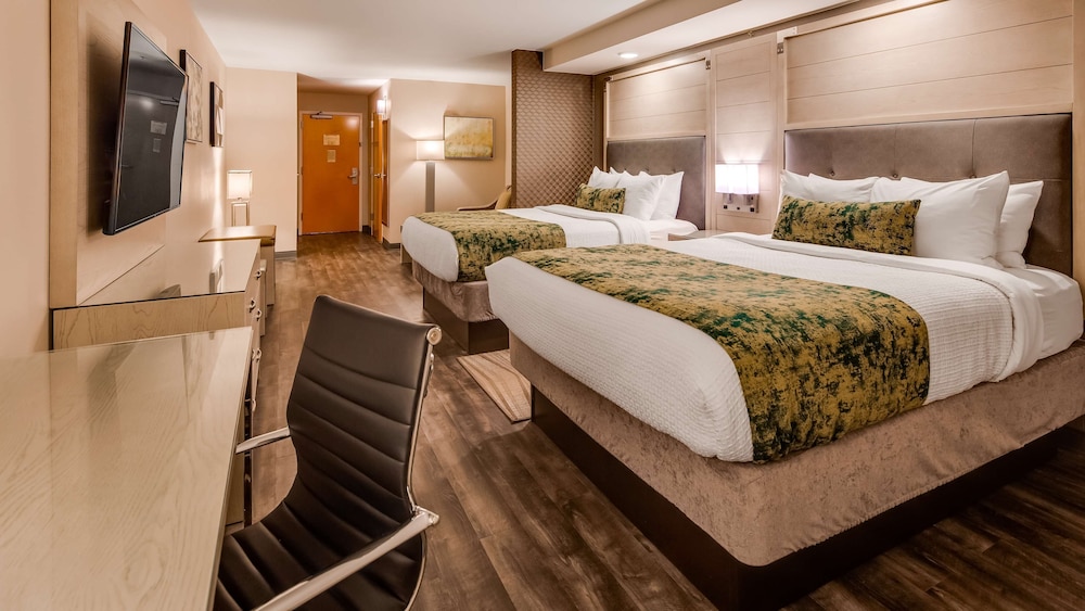 Suite, 2 Queen Beds, Sofa, Accessible