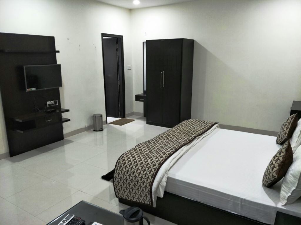 Hotel Mandakini Lush 15/28