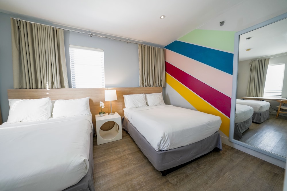 DELUXE, 2 DOUBLE BEDS