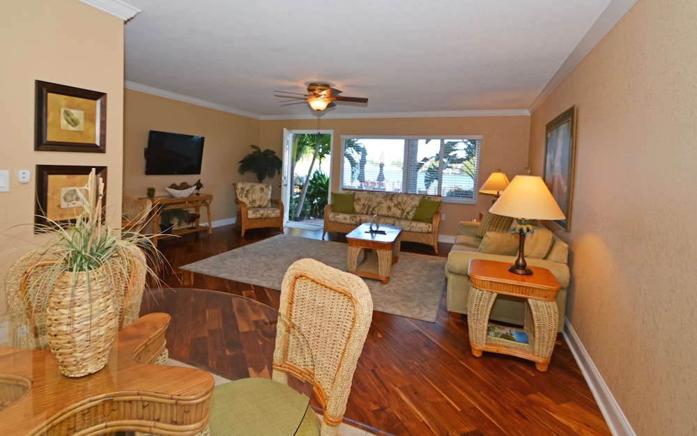 Westwinds Waterfront Resort 20/34