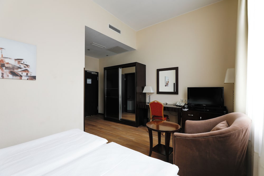 ROOM, DOUBLE BED