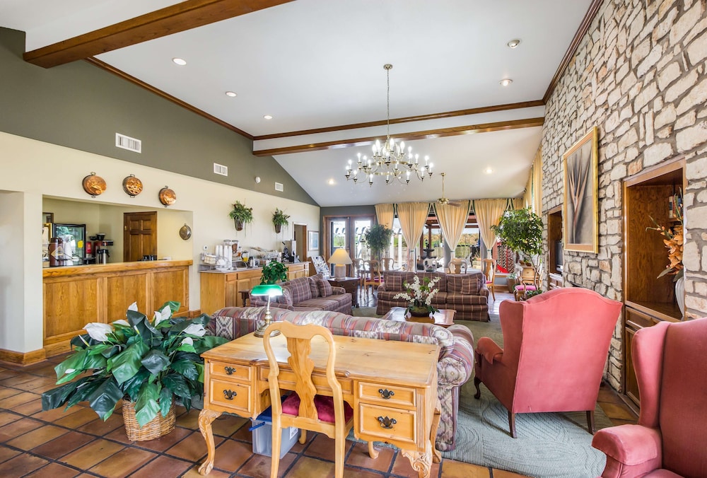 Americas Best Value Inn Columbus, TX 33/41