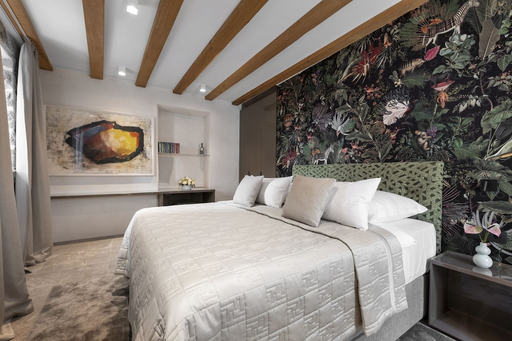 Sea Rocks Residence 6/40